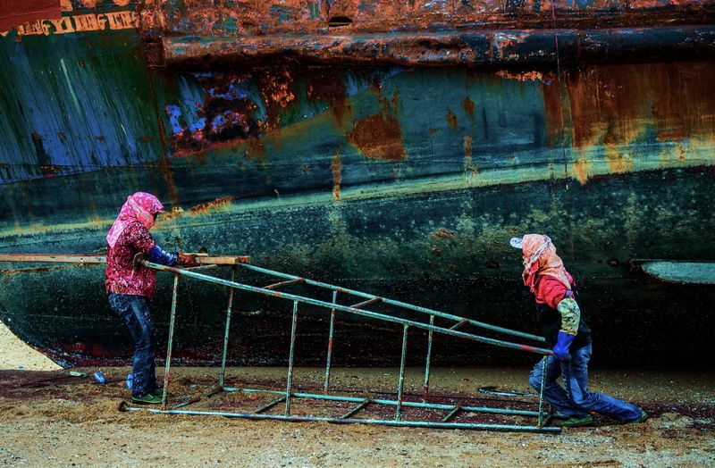 Boat painters 油漆女
