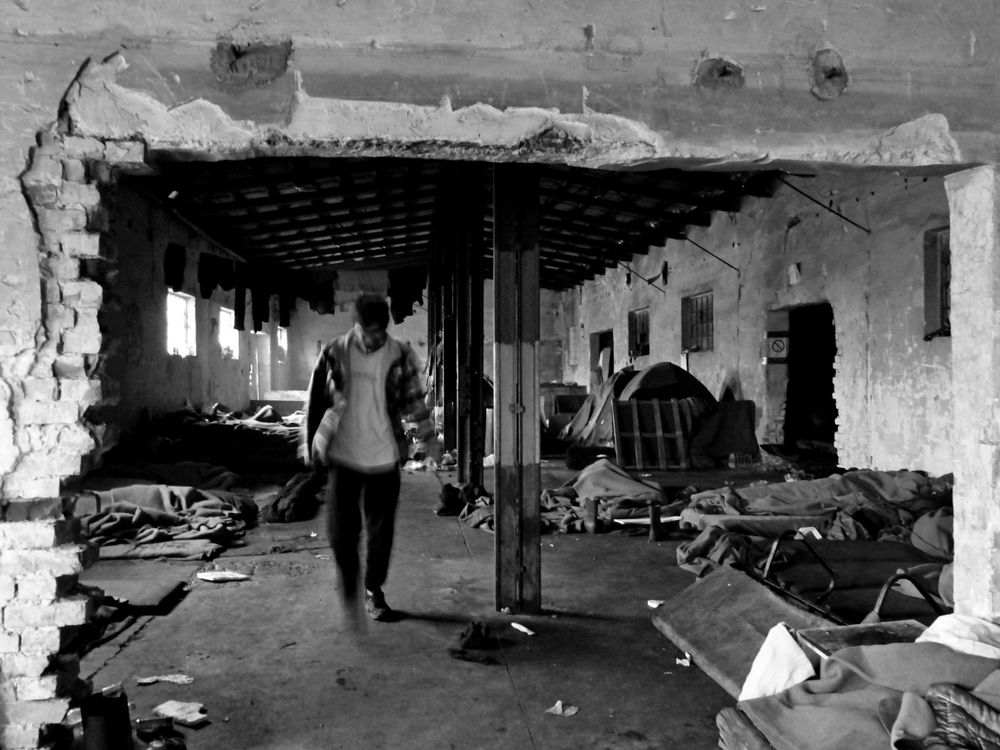 Belgrado, le vite e i volti invisibili dei rifugiati delle barracks