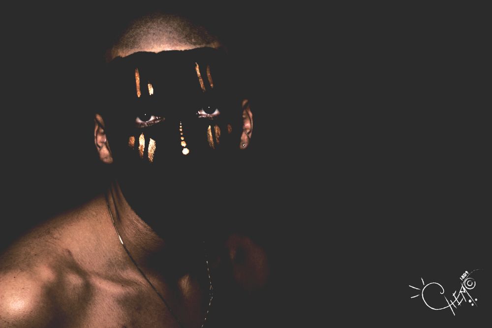 Dressed by the night, made of gold