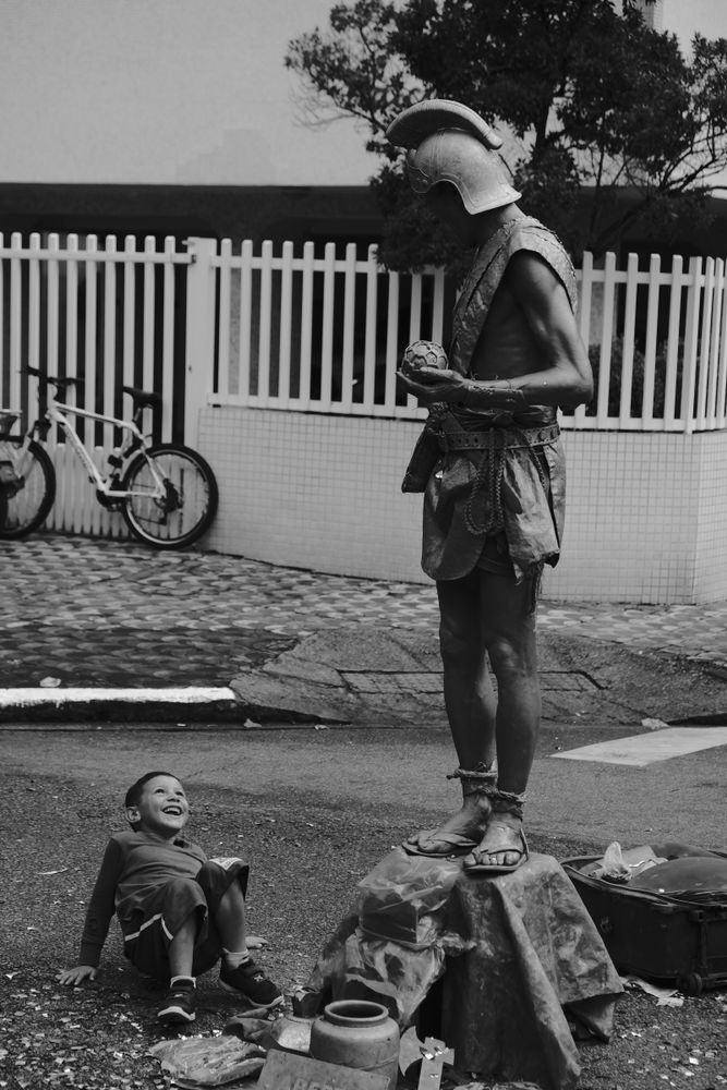 10 moments in the life of a living statue