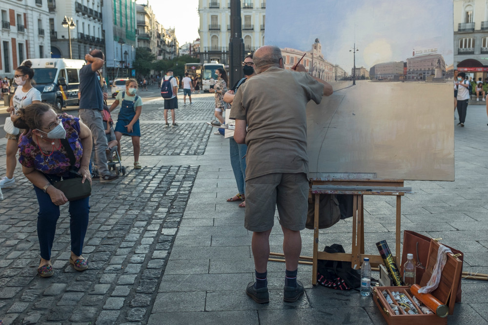 Antonio López pintando la Plaza de la Puerta del Sol de Madrid.