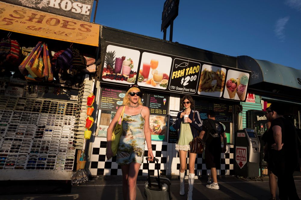 Spectators and actors of the Venice beach Boardwalk