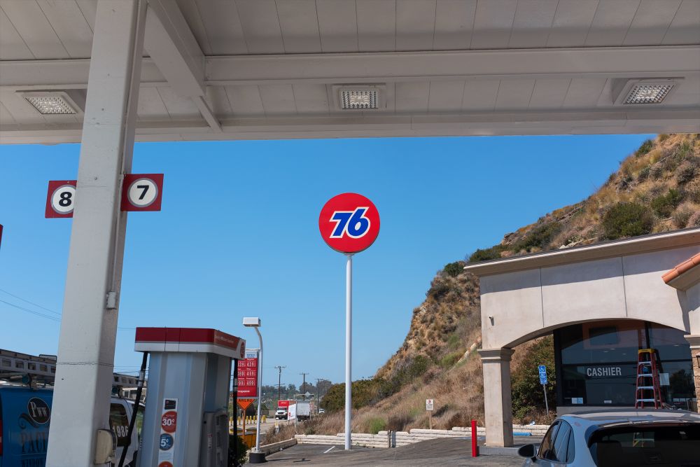 SuThe Floating World: Thirty-six Views from Pacific Coast Highway