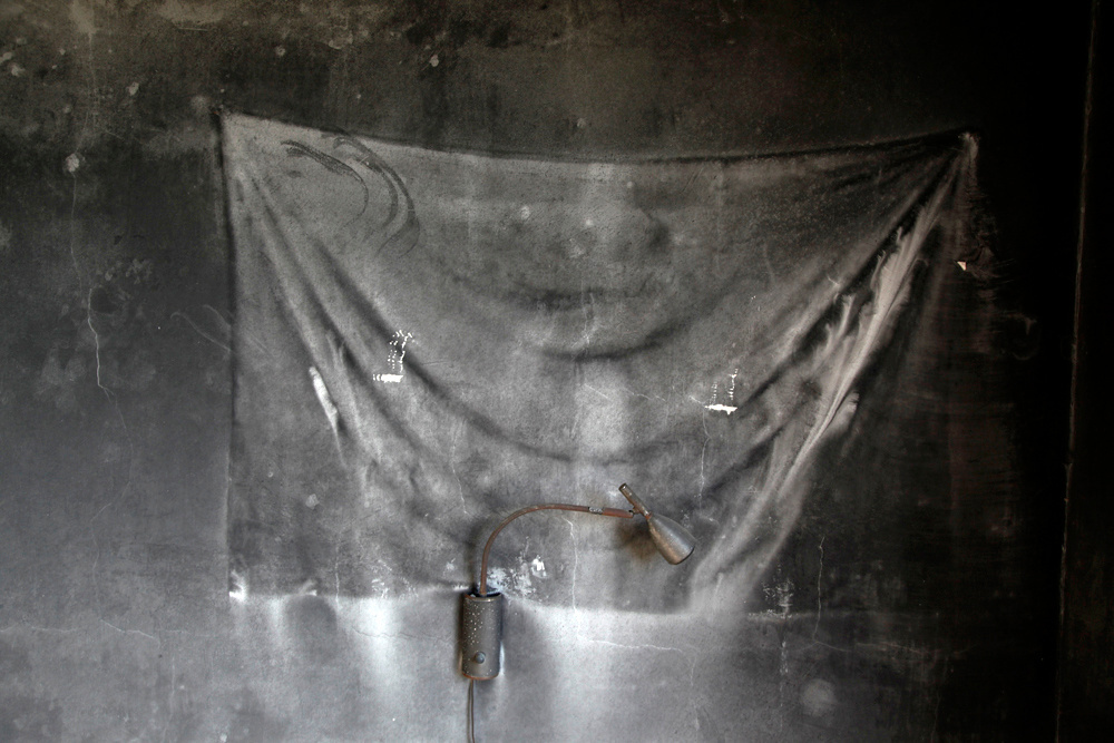 Between Presence and Absence / Traces