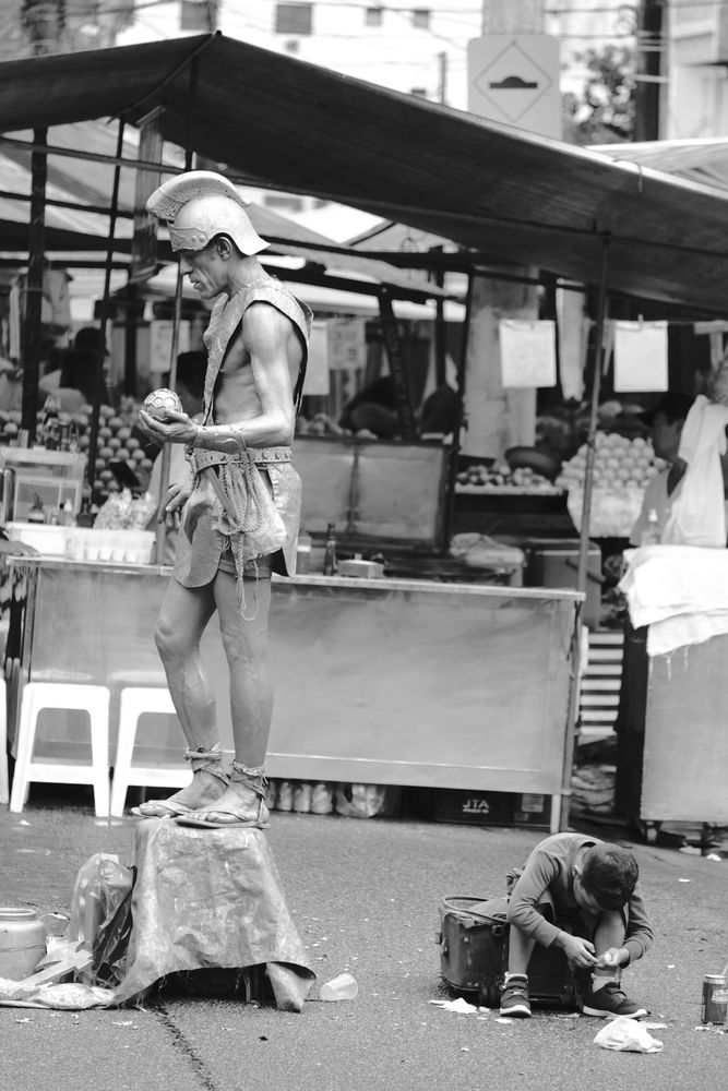 10 moments in the life of a living statue