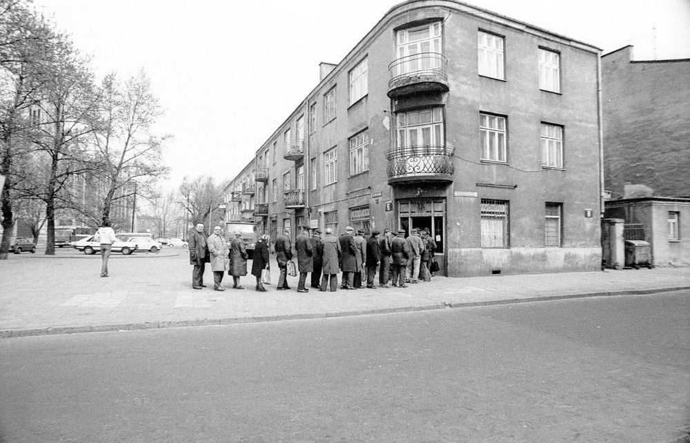Warszawa 1981: an eye on a razed and rebuilt city