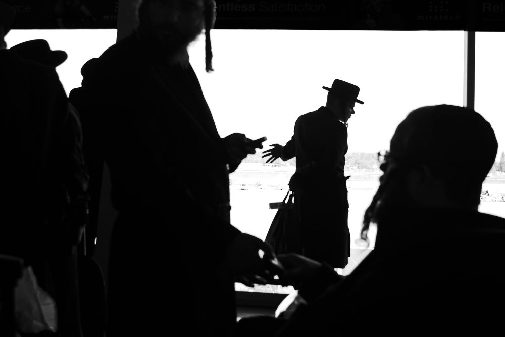    Hasidic Jews 'Homeward Bound From the  (High) Holiday' 