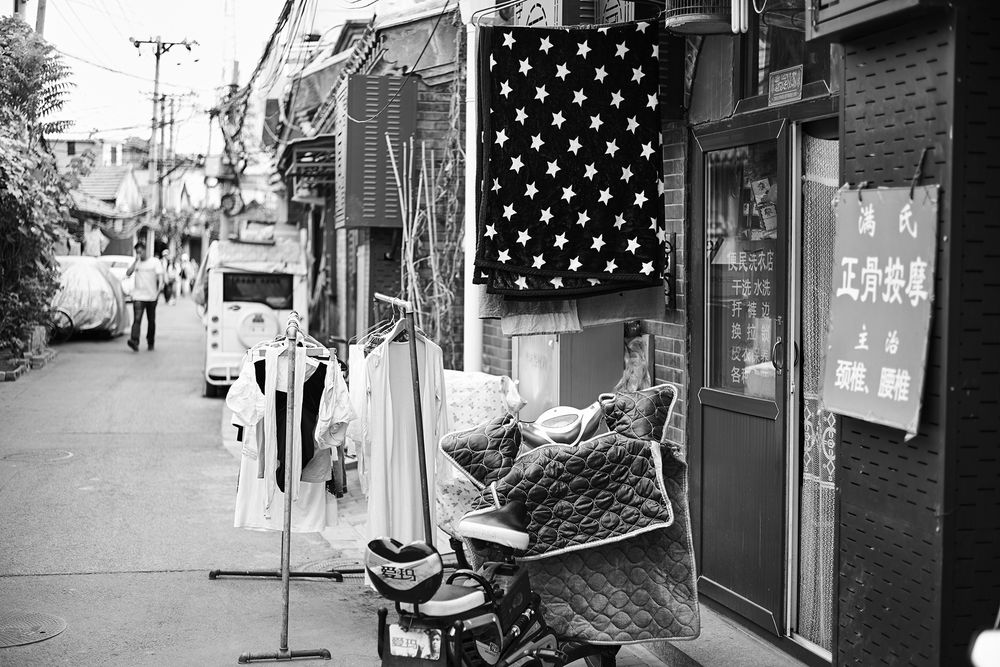  Strolling Beijing (Monochrome)