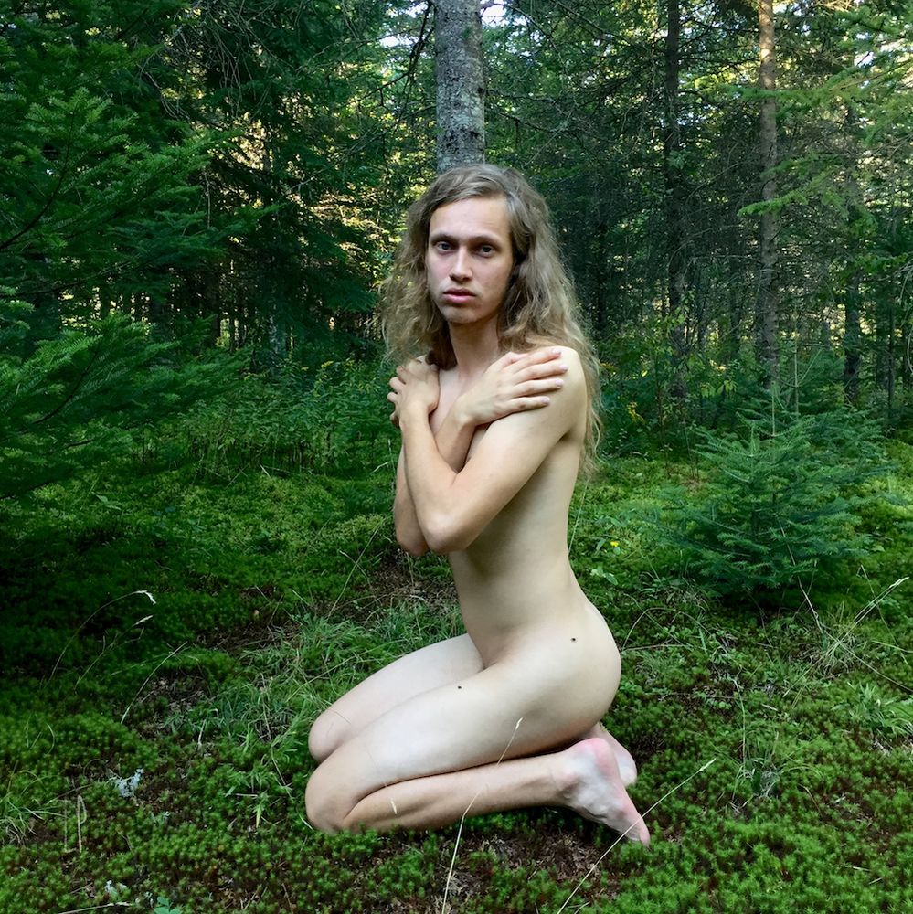Portrait du poète Alexandre Rainville nu au bois