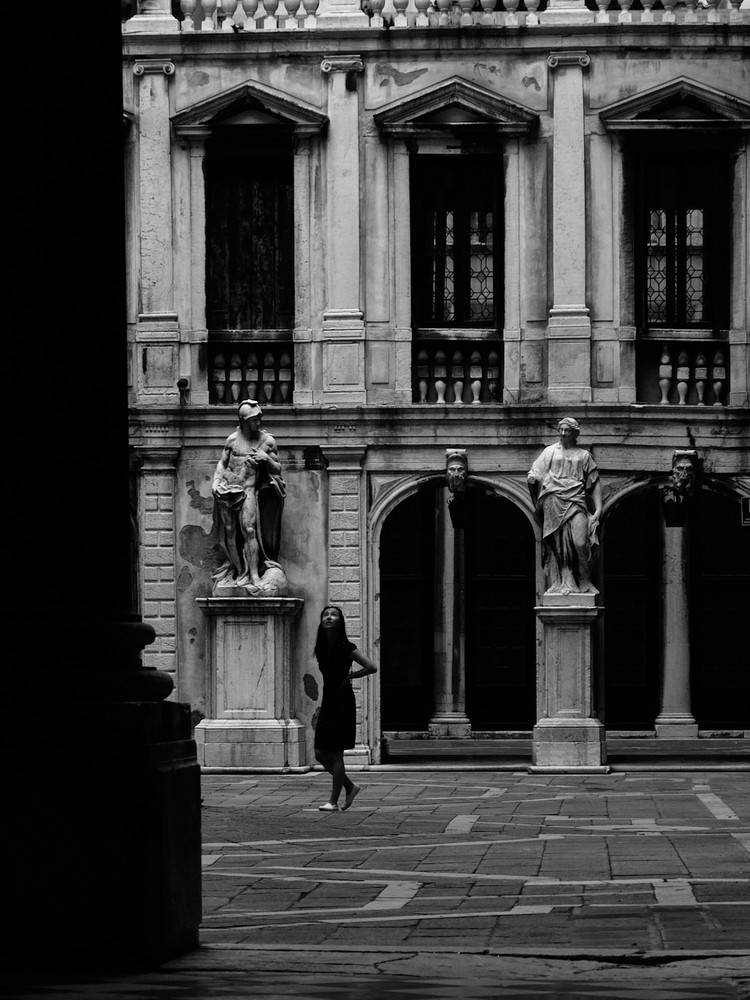 Street photography in Venice - The divine rhythms of life