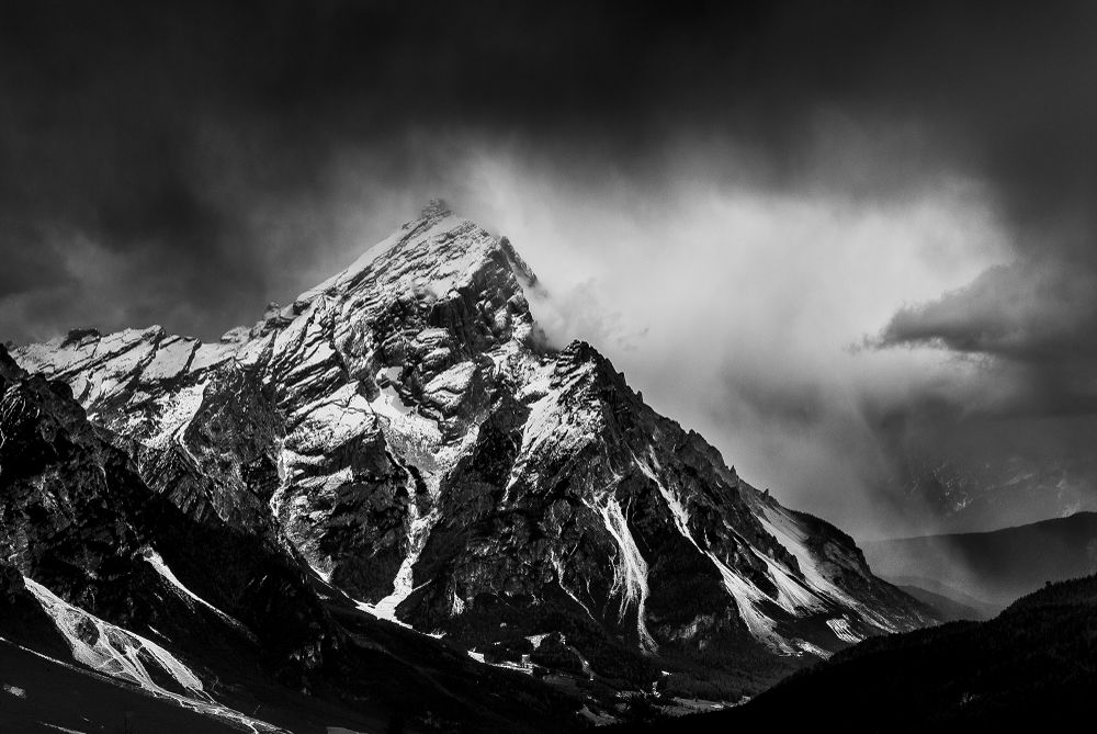 Monocrome: the Natural Park of Dolomiti d'Ampezzo 