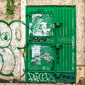 Green door. / La porta verde.