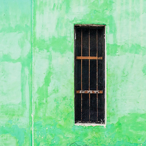 Skinny window. / Una finestra dimagrita.