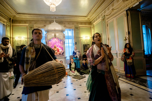 Kirtaniyas who perform at the festival itself, also take turns leading Kirtans in the temple room.