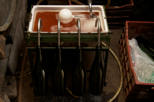 A mechanical bottling device