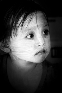 La petite birmane aux yeux tristes