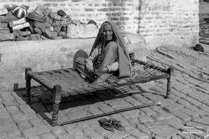 A Dalit woman sitting in the sun | Dhanda, Punjab.