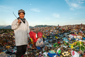 Arme Carmona scavenging through the trash. She needs to do this 7 days a week to provide for her 7 children.