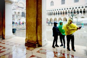 COLORFUL RAINY DAYS IN VENICE 02