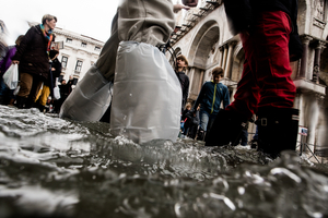During high tides, a boardwalk is set up in the streets and squares of Venice and tourists can get boots to walk in the flooded streets.