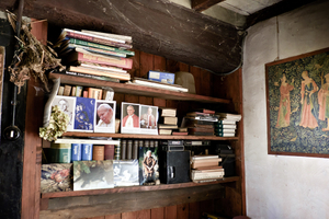 cards of popes and family in livingroom