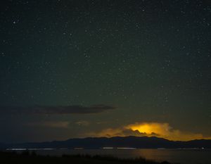Be there before the sundown 在午夜降临前抵达