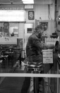 Jeune homme dans un restaurant.