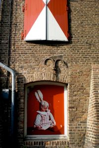 "Follow the White Rabbit!" "Folge dem Weißen Kaninchen"