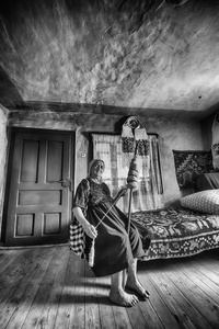 Maria spins the wool 03
