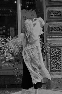 Jeune fille a l arrosoir