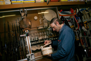 De l'outillage spécialisé aux appareils ménagers, du fusil à la cuillère en bois, de la quincaillerie à la biche empaillé, l'on trouve tout chez Morard Frères à Bulle, depuis plus de cinquante ans au service des clients.