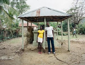 Corridor, Haiti - Il y a souvent une croix autour des caveaux, c'est Baron, lwa vodou, le gardien des morts. Mais c'est aussi parce qu'il y a un mélange des spiritualités; vodoue, chrétienne, etc.