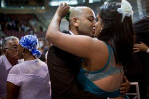 A mass wedding in Rio de Janeiro, Brazil, sealed the union 1900 couples unable to afford the existing documentation costs in the country. The Yes Day - event name - was organized by the Court of the State of Rio de Janeiro. About 2,400 people boarded the free city trains to the Maracanãzinho, sports complex gym Macaranã stadium, final stage of the World Cup 2014.