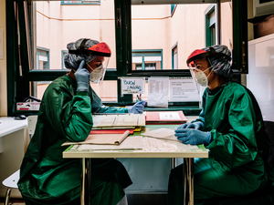 Doctors: Brefing at the end of the shift.