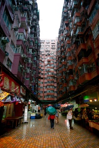 This may be one of the first side streets in which you look. And the dead end will be absolutely deceptive, because it will be only the beginning of the journey through the labyrinths of Hong Kong.So, in a way!