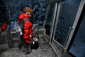Sports d'hiver.Dans la cabine du funiculaire du Moléson.