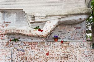 Kisses for Oscar. Pere LaChaise Cemetery, Paris, France. © David Gardner