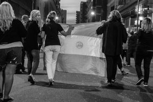 Mujeres con su bandera argentina en apoyo a la democracia.