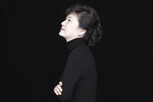 I suggested her wearing the black turtle neck to get a more intense focus of her face.