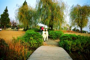 Couple look, from the Paradise Island series © Hyo-jin In