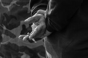 Holds smoke
