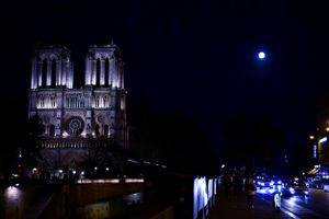 IN BETWEEN WORLDS: Notre-dame de Paris