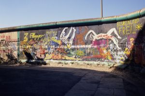 Free fall dancers - Berlin Wall