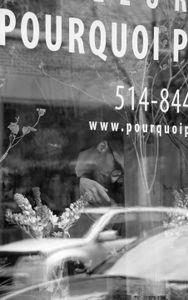 Fleuriste dans sa vitrine