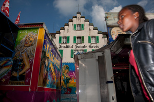 Lunapark sur la place devant l'ancien Institut Sainte Croix pour jeunes filles catholiques