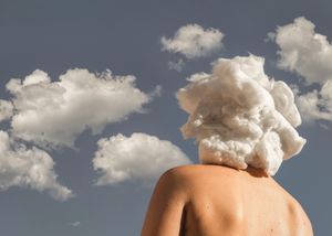 avere la testa tra le nuvole