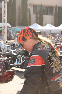 Dona motorista amb jaqueta de cuir (club de dones riders)