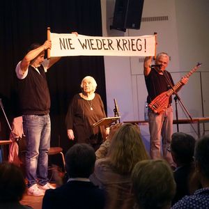 Die Band Microphone Mafia. Esther Bejarano mit ihrem Sohn Joram und dem Rapper Kutlu Jurtseven