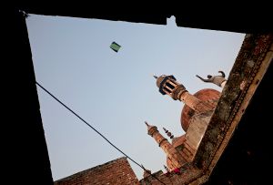 Varanasi, India: Kite runner in front of the Alamgir mosque. © Matjaz Krivic