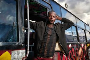 Collins Birage (25) is a Makanga, a conductor of a Matatu. He works in one of the hundreds of Matatus which are every day lining up while waiting for passangers in front of the Nairobi Railways Bus Station. Collins' goal is to get as many passengers as possible on his bus as quickly as possible. The more passengers the Makangas recruit, the more they earn.